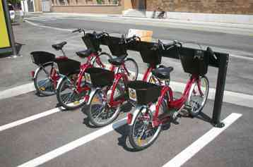 rastrelliera_bici_rosse_di_profilo