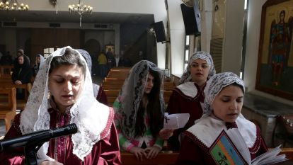 des-deplacees-assyriennes-qui-ont-fui-devant-l-avancee-du-groupe-etat-islamique-en-syrie-prient-dans-l-eglise-melkite-ibrahim-al-khalil-dans-la-banlieue-de-damas-le-1er-mars-2015_5496849