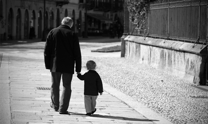nonno-nipote-per-mano